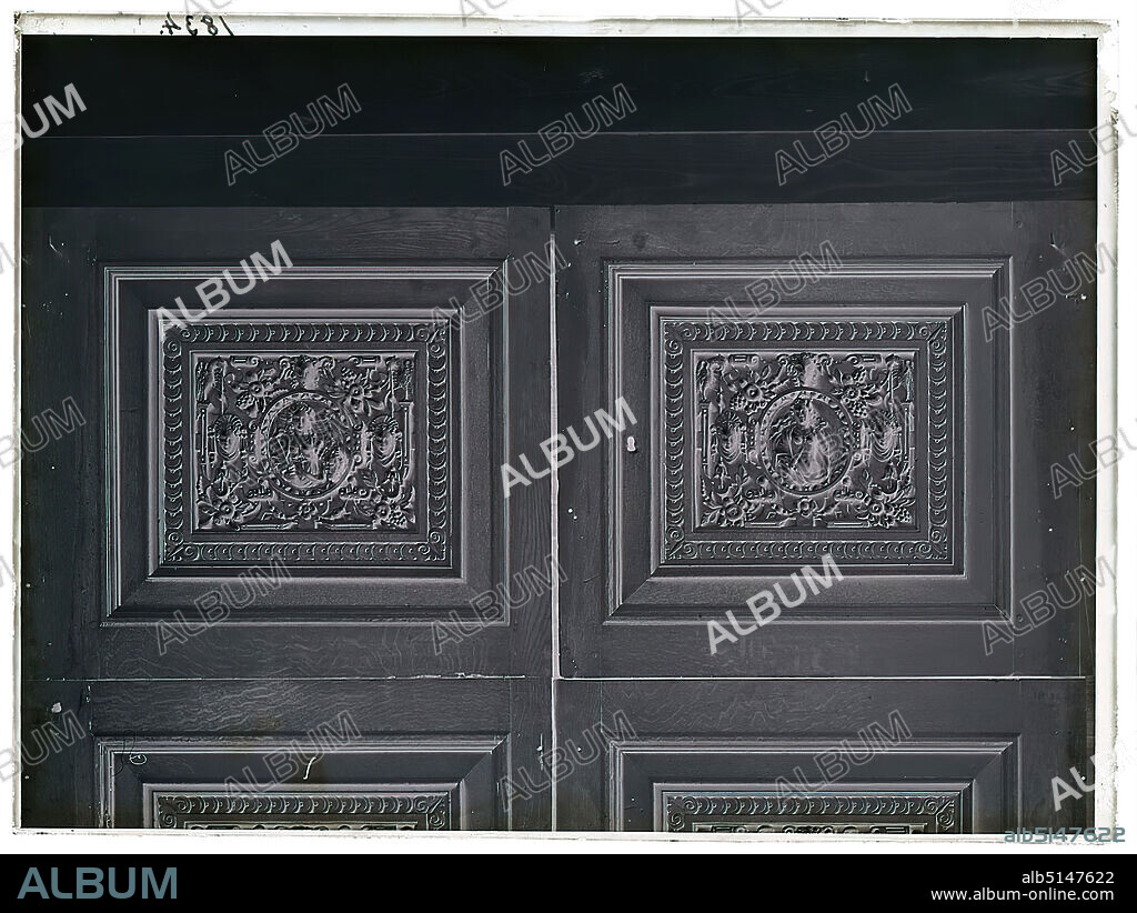 Wilhelm Weimar, relief (detail of a piece of furniture), glass negative, black and white negative process, total: height: 23.8 cm; width: 17.8 cm, numbered: top left: in black ink: 1834, work of applied art (wood, z. B. panelling), ornaments, medallion (ornament), mask (mascaron), Salome (daughter of Herodias), furniture and household effects, cabinet.