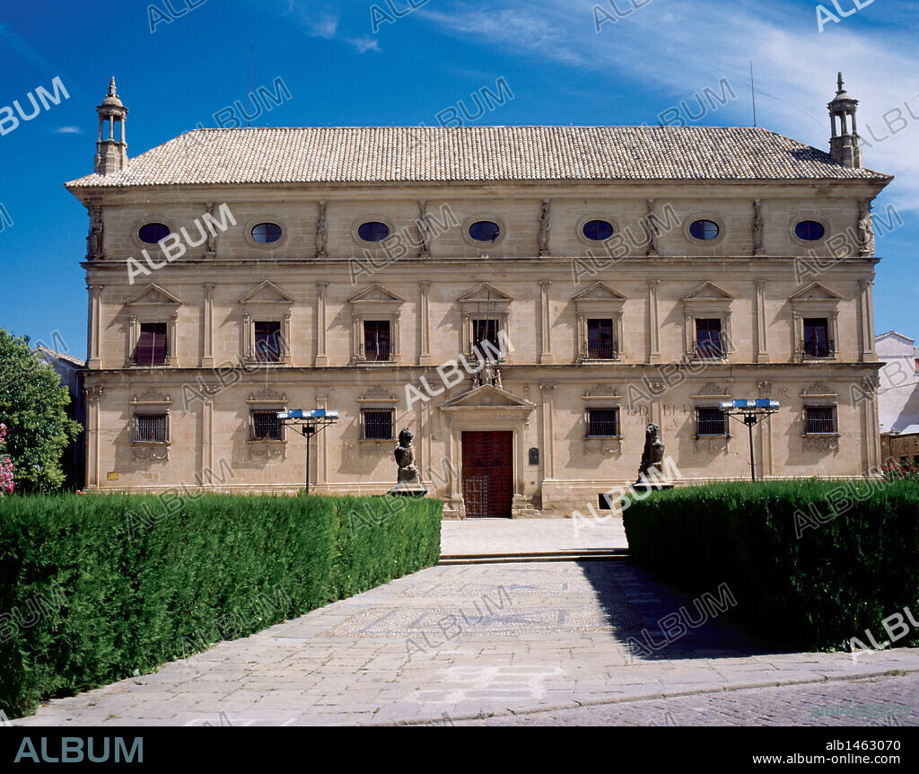 ARTE RENACIMIENTO. ESPAÑA. VANDELVIRA o VANDAELVIRA, Andrés (1509-1575). Arquitecto español. PALACIO DE LAS CADENAS. Vista general de la severa fachada del edificio, sede actual del Ayuntamiento de la localidad. UBEDA. Provincia de Jaén. Andalucía.