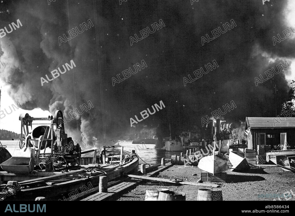 Hårsfjärden 1941-09-17. Jagarolyckan på Hårsfjärden då de tre jagarna Klas Uggla, Klas Horn och Göteborg brinner efter en explosion ombord. 33 man omkommer. Bilden visar hur elden söker sig mot land. Foto: SvD / TT / kod 12014.