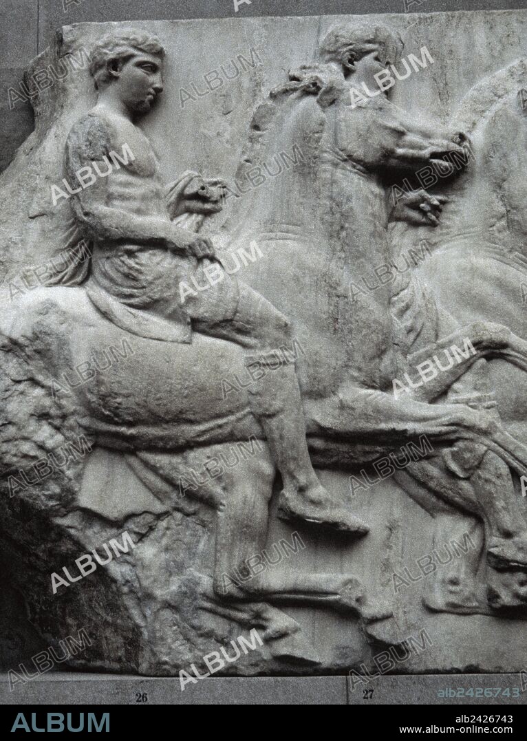 ARTE GRIEGO. Losa del friso sur del Partenón. Cabalgata. Realizado entre 447-432 a. C. seguramente por Fídias o alguno de sus discípulos. Pieza procedente de la Acrópolis de Atenas. British Museum. Londres. Inglaterra. Reino Unido.