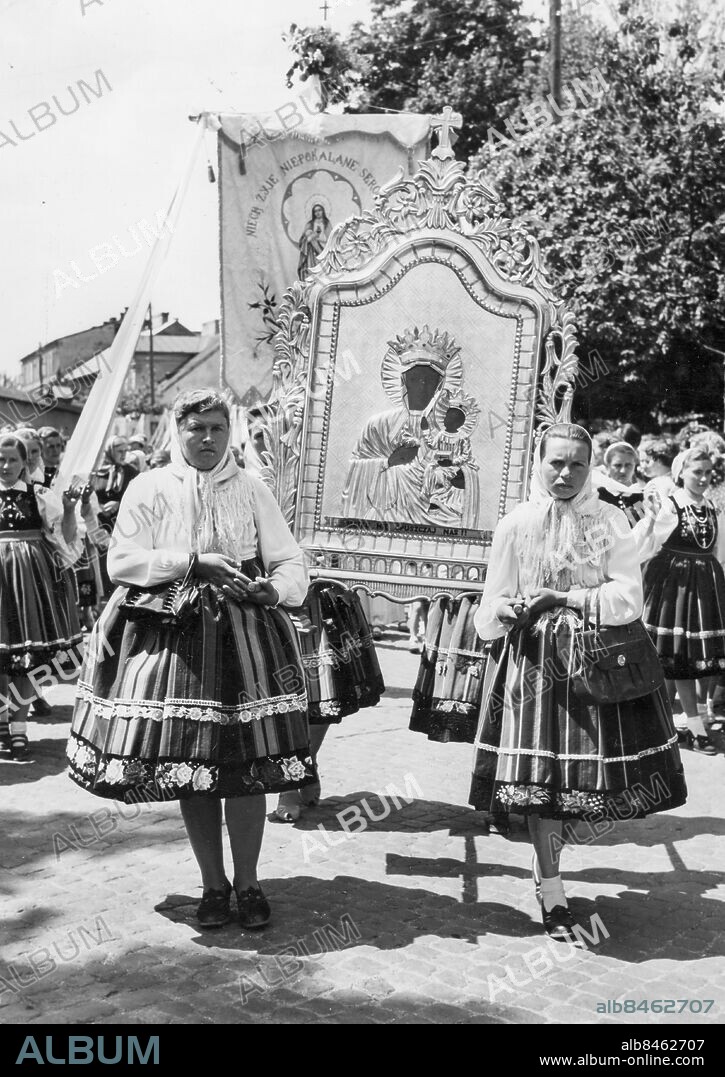 Orig. bildtext... OPS: The Corpus Christi procession at Lowicz (Warsaw county). Warsaw, 8.6. 1956 Anm. Katolska seder och traditioner Religiösa helgdagar Traditionell klädsel Folkdräkter Maria och Jesusbarnet Madonna Religiösa symboler Processioner Mapp G27j POLEN: Dagligt liv i helg och söcken. Diverse. Foto: AB Text & Bilder / SVT / kod:5600 Sv/v kopia sites: LOWICZ;POLEN.