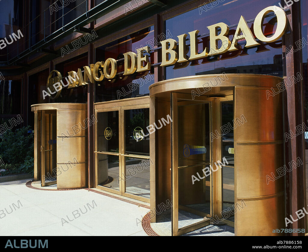 FRANCISCO JAVIER SAENZ DE OIZA (1918-2000). EDIFICIO BANCO BILBAO EN AZCA  PUERTA DE ACCESO.
