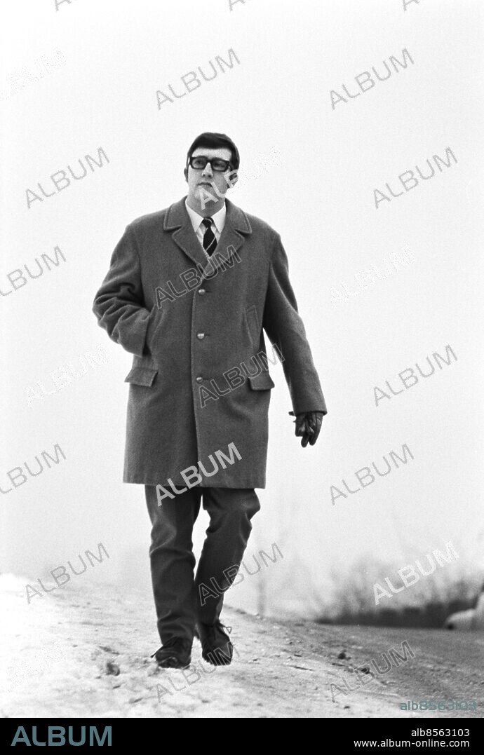 1969-12-12.. Kent Finell, programledare, för bl.a. radioprogrammet På väg, och radioproducent, anställd vid Sveriges Radio 1966-1991, sedermera programledare för Svensktoppen (mellan 1973 och 1991). Foto: Bo-Aje Mellin / RiR / SVT / Kod: 5600. RiR 19706 sv/v neg . Överrockar Handen i fickan.