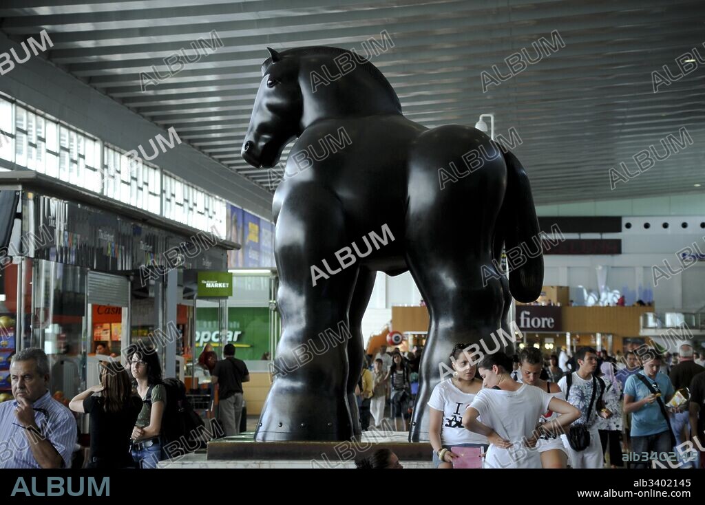 FERNANDO BOTERO. Botero. Caballo. Aeropuerto de Barcelona el Prat. Terminal 2, 2009.