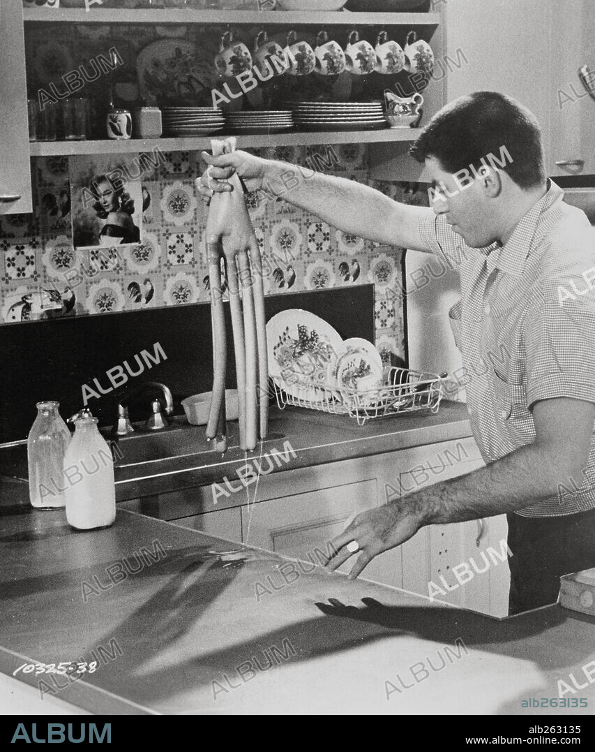 JERRY LEWIS in ROCK-A-BYE BABY, 1958, unter der Regie von FRANK TASHLIN. Copyright PARAMOUNT PICTURES.