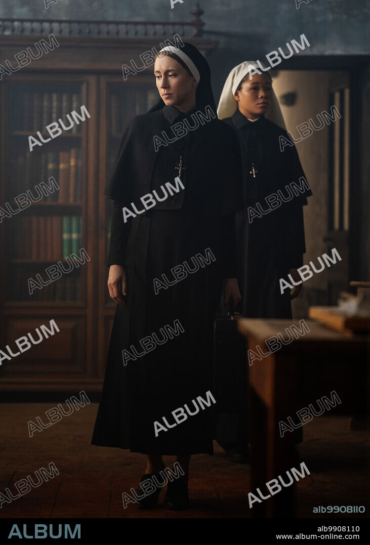 STORM REID y TAISSA FARMIGA en LA MONJA II, 2023 (THE NUN II), dirigida por MICHAEL CHAVES. Copyright Atomic Monster / New Line Cinema.