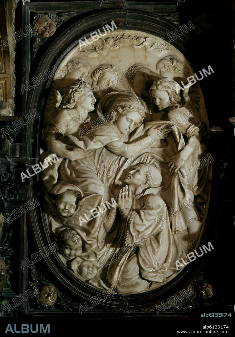 GREGORIO PARDO (?-1557). CORO ALTO DE LA CATEDRAL DE TOLEDO - MEDALLON DE LA SILLA ARZOBISPAL CON LA IMPOSICION DE LA CASULLA A SAN ILDEFONSO - 1548 - ALABASTRO.