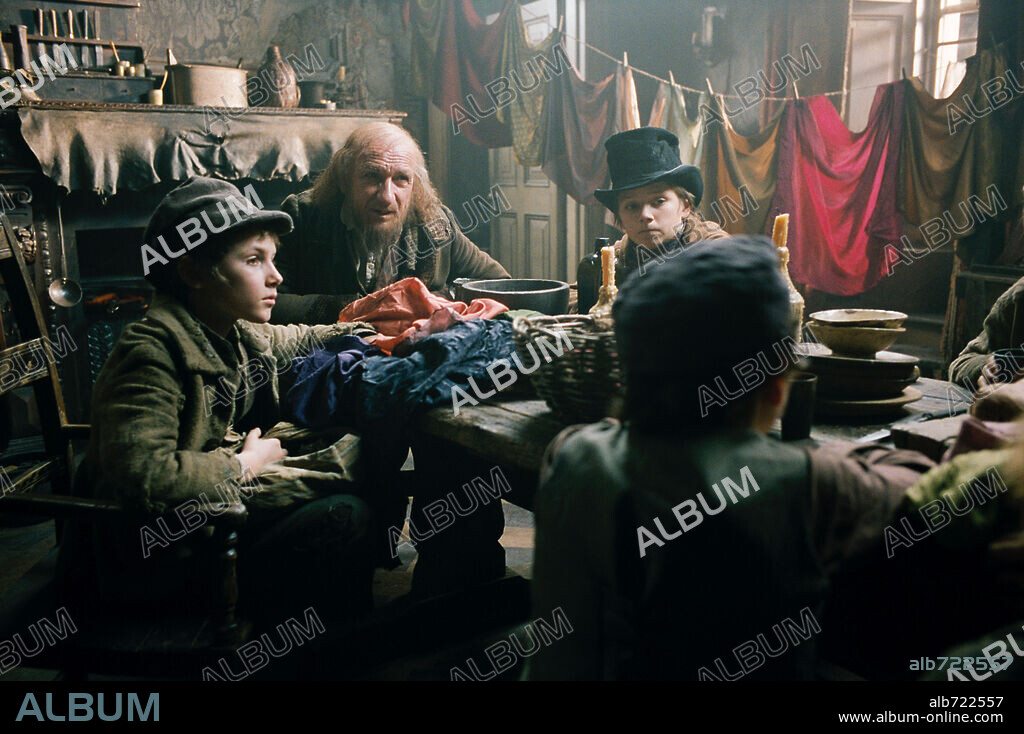 BARNEY CLARK, BEN KINGSLEY and HARRY EDEN in OLIVER TWIST, 2005, directed by ROMAN POLANSKI. Copyright OLIVER TWIST PRODUCTIONS LLP / FERRANDIS, GUY.