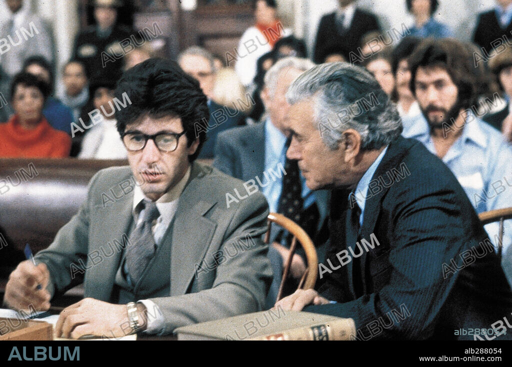 AL PACINO y JOHN FORSYTHE en JUSTICIA PARA TODOS, 1979 (AND JUSTICE FOR ALL), dirigida por NORMAN JEWISON. Copyright COLUMBIA PICTURES.