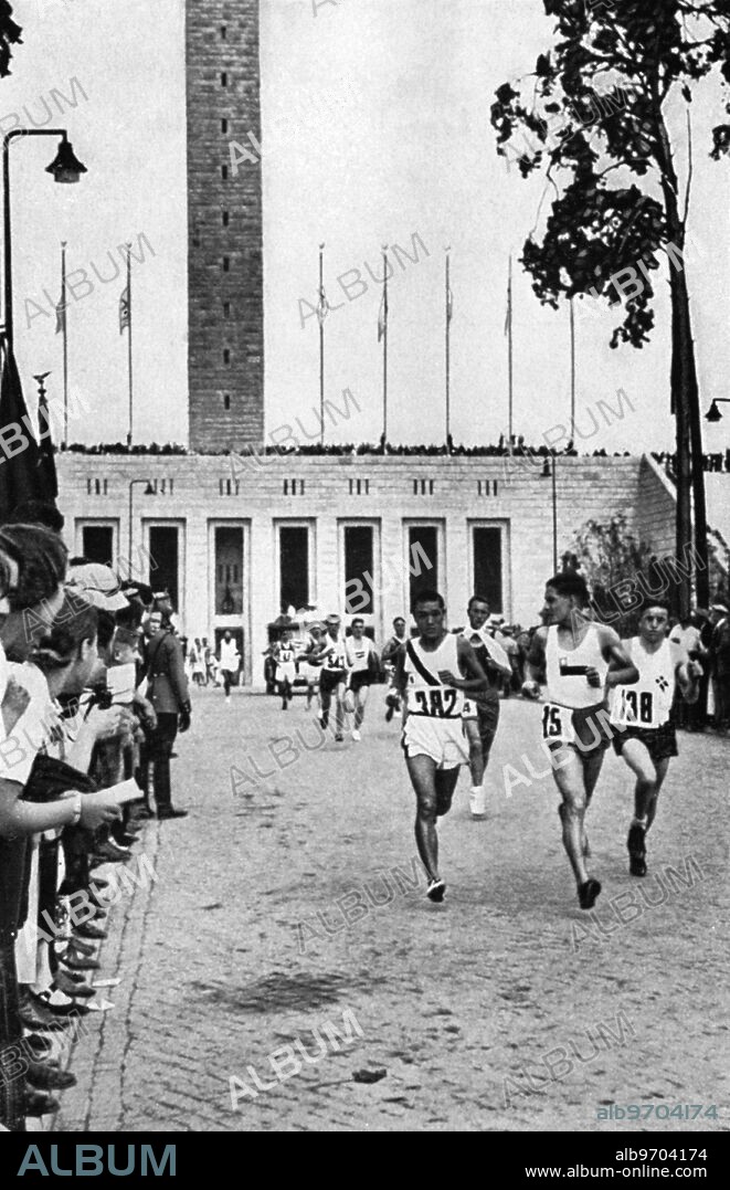 1936 Olympics, Berlin - Kitei Son (left) (Japan), Marathon winner, drawing smoothly away from the pack at the start with the first three runners ...... ©TopFoto.
