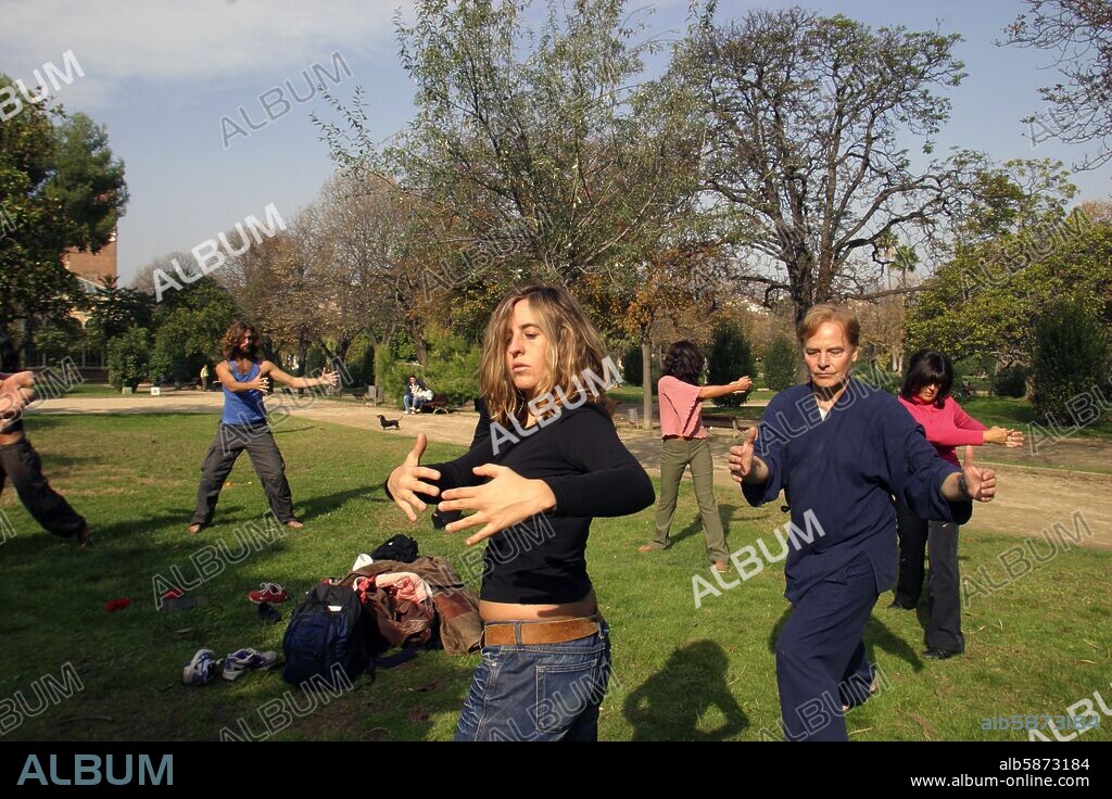 Parque / Parc de la Ciudadela / Ciutadella; grupo en practicas de "Tai Chi".