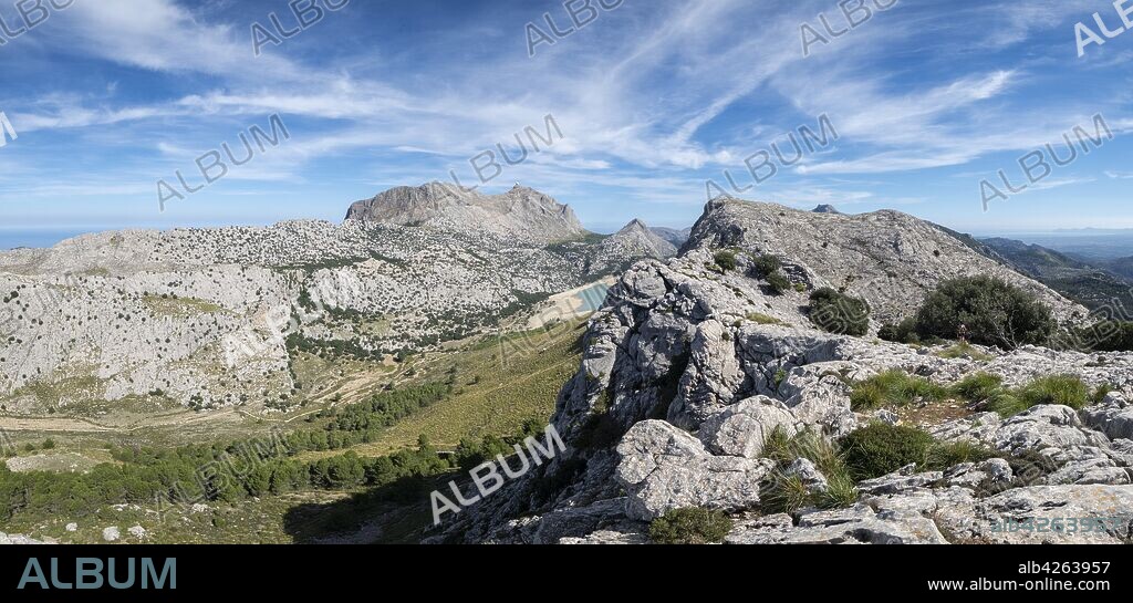 paisaje carstico de Na Franquesa, 1067 mts, Paraje natural de la Serra de Tramuntana, Mallorca, balearic islands, Spain.