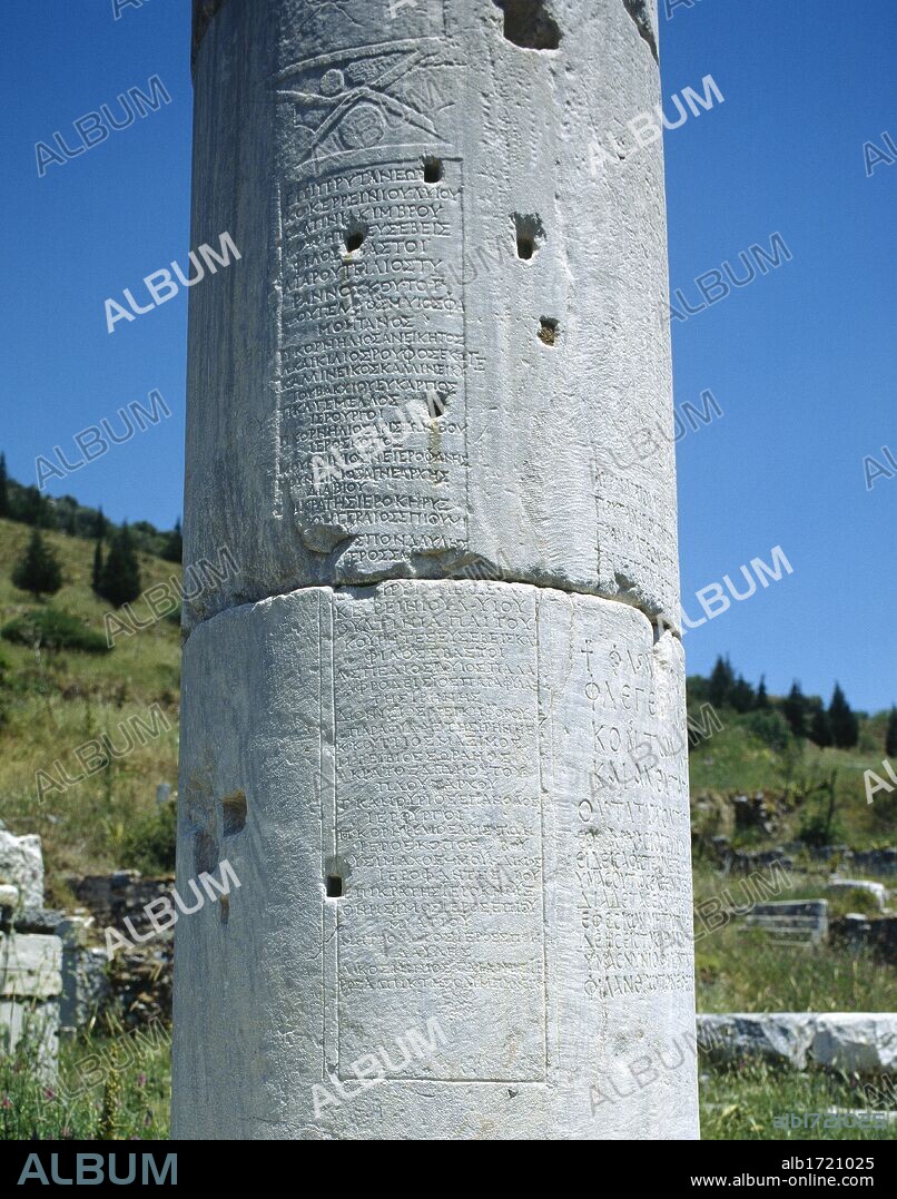INSCRIPCIONES GRIEGAS grabadas en una columna de la ciudad de EFESO. Península Anatólica. TURQUIA.