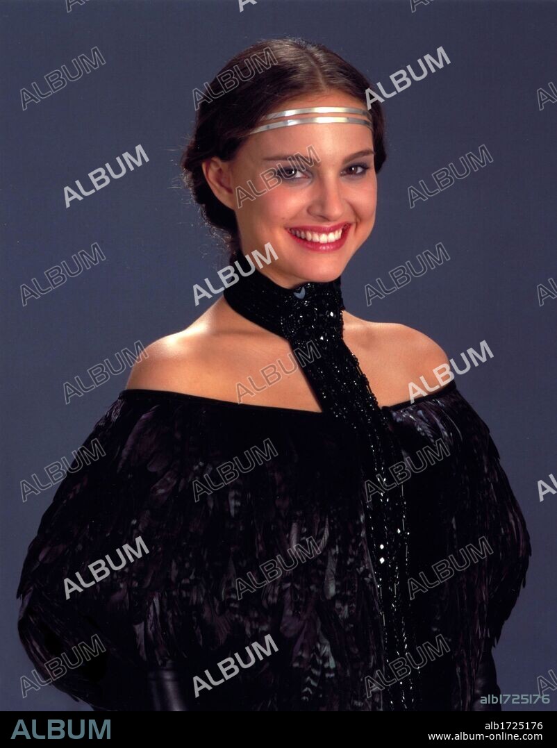 NATALIE PORTMAN in STAR WARS: EPISODE II-ATTACK OF THE CLONES, 2002, directed by GEORGE LUCAS. Copyright LUCASFILM/JAK PRODUCTIONS.
