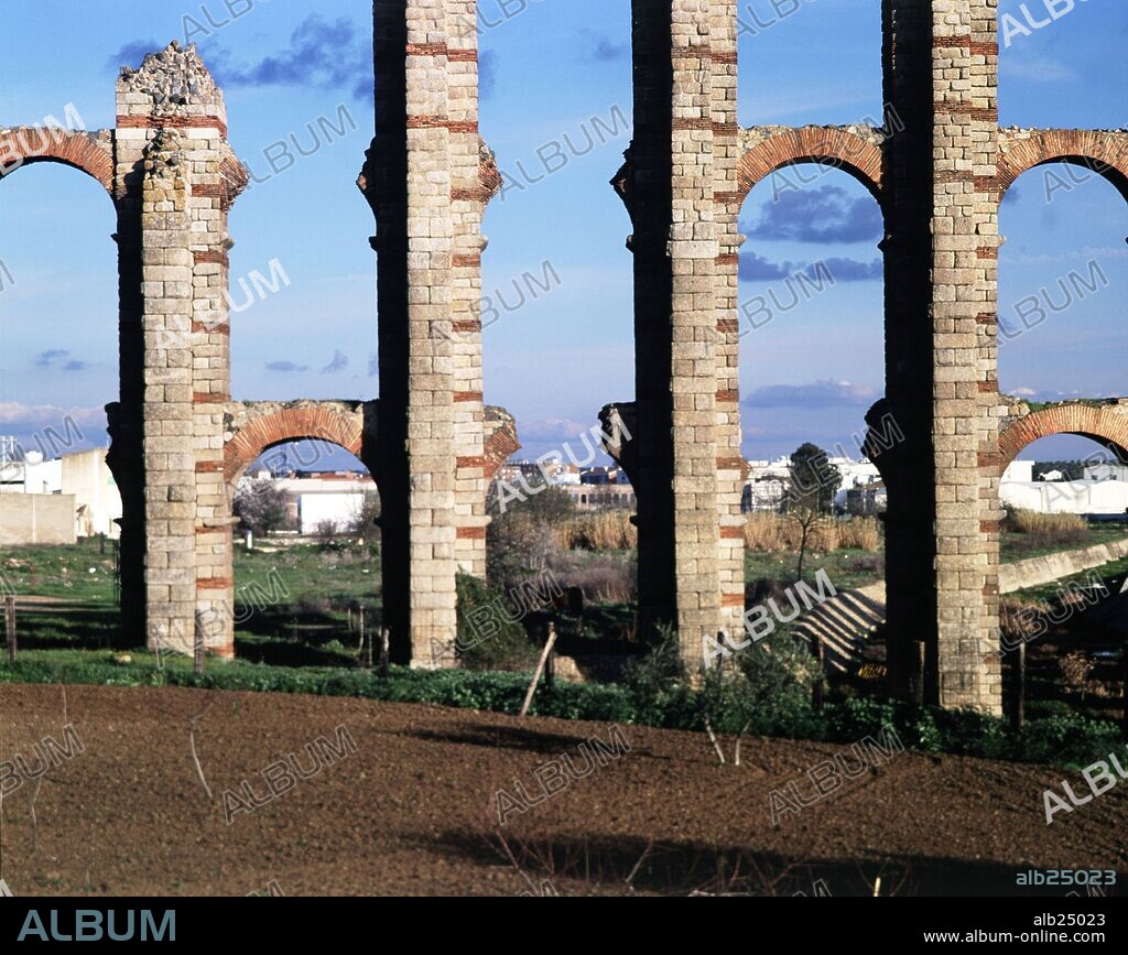 Acueducto Romano de los Milagros, Mérida, Badajoz. (Detalle de los arcos).