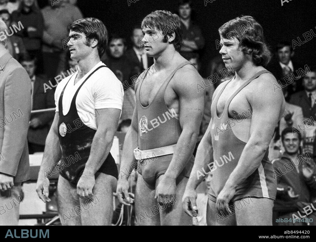 MÜNCHEN 1972-09-03. Svenske tyngdlyftaren Hans Bettembourg (t. h.) på prispallen efter sin 3:e plats i herrarnas tyngdlyftning mellantungvikt 90 kg vid de olympiska sommarspelen i München 3:e september 1972. T. v. tvåan Atanas Shopov, Bulgarien och i mitten segraren Andon Nikolov, Bulgarien.. Foto: EPU / TT / Kod: 193.