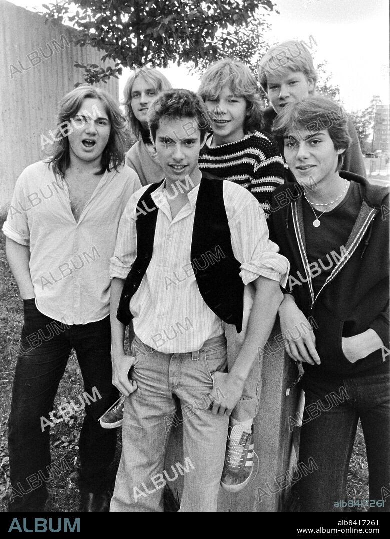 STOCKHOLM 1978-09-08. Thorsten Flinck i förgrunden och hans bror Richard Flinck (t.h) med övriga bandmedlemmarna i bandet som ännu inte fått något namn. Fr.v. Karl Leppänen, Peter Brandhild, John Svensson och Staffan Eriksson, förbereder sig för Rockkabarén "Rockvindar" i Huvudsta, norr om Stockholm 8:e september 1978.