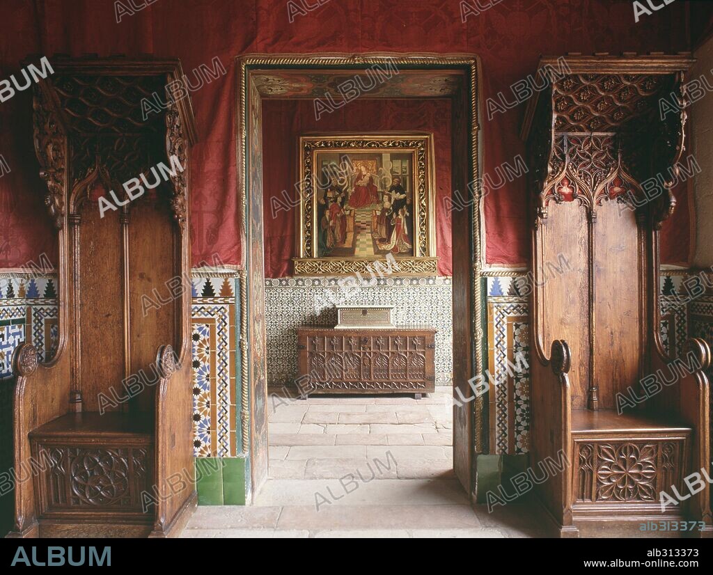 Interior del Alcázar de Segovia. Tronos y cuadro. SEgovia, provincia de España, en la comunidad autónoma de Castilla y León.