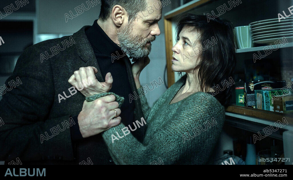 CHARLOTTE GAINSBOURG y JIM CARREY en CRIMENES OSCUROS, 2016 (DARK CRIMES), dirigida por ALEXANDROS AVRANAS. Copyright InterTitle Films / Opus Films.