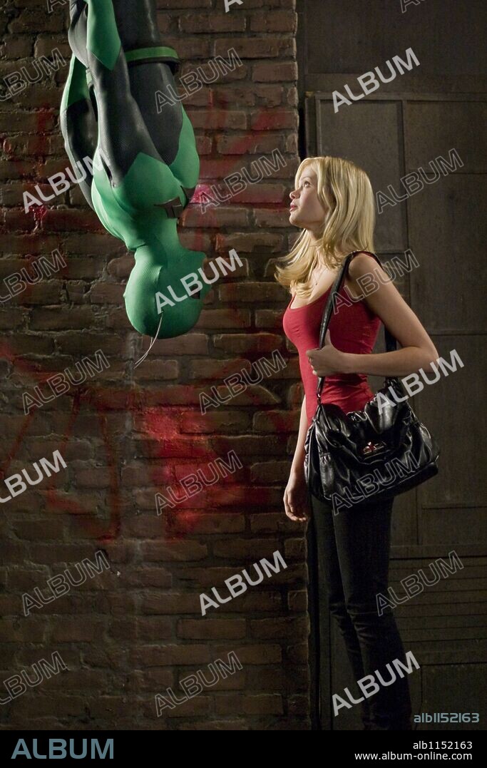 DRAKE BELL and SARA PAXTON in SUPERHERO MOVIE, 2008. Copyright DIMENSION FILMS / Cortesía.