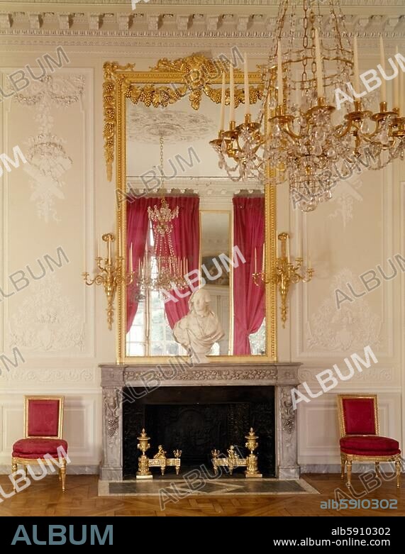 Versailles (Frankreich), Petit Trianon. (Lustschloss im Park von Versailles; erbaut unter Ludwig XV.; Pläne 1761, Ausführung 1764-68; Arch.: Jacques-Ange Gabriel). Innenansicht: Grande Salle à manger (Großer Speisesaal), Kaminwand. Foto, 1970.