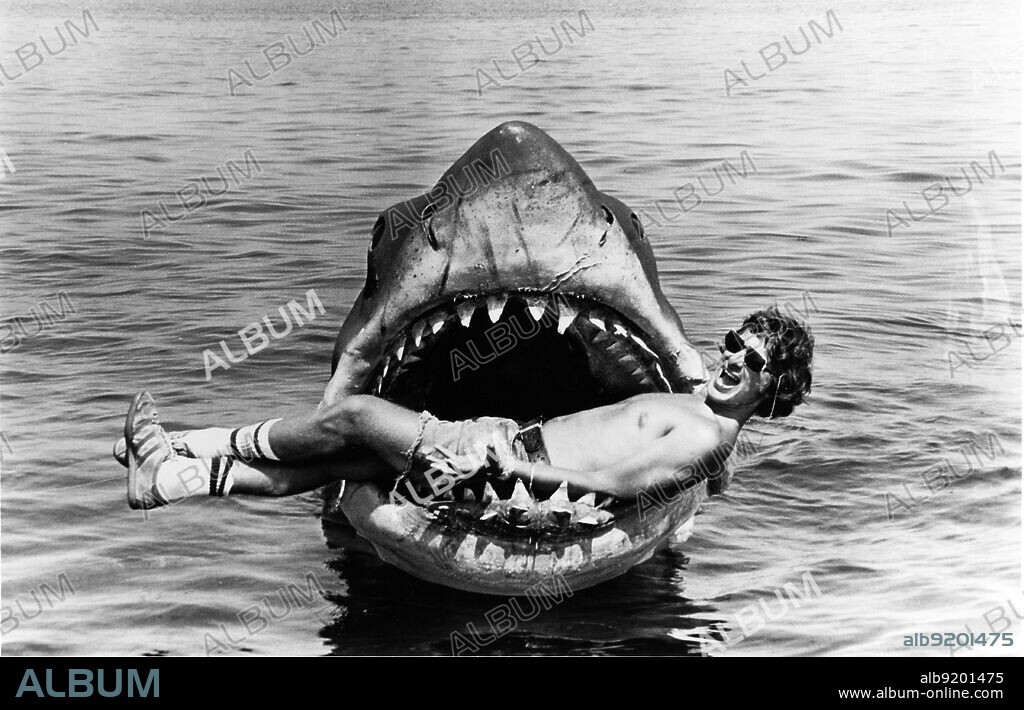 STEVEN SPIELBERG en TIBURON, 1975 (JAWS), dirigida por STEVEN SPIELBERG. Copyright Zanuck/Brown Productions/Universal Pictures.