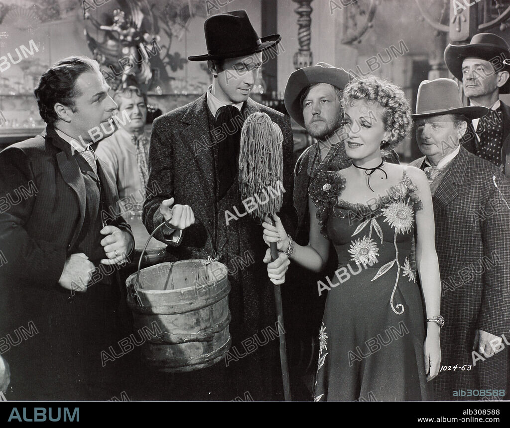BRIAN DONLEVY, JAMES STEWART y MARLENE DIETRICH en ARIZONA, 1939 (DESTRY RIDES AGAIN), dirigida por GEORGE MARSHALL. Copyright UNIVERSAL PICTURES.