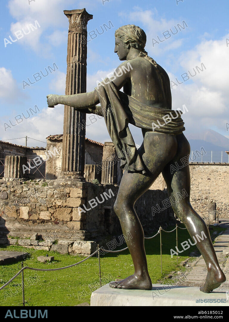ESTATUA DE APOLO EN EL ACTO DE ARROJAR UNA FLECHA EN LAS RUINAS DEL TEMPLO QUE LLEVA SU NOMBRE.