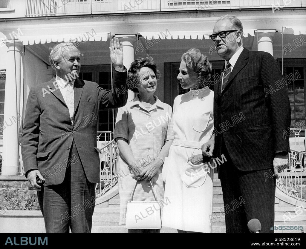 Harpsund 1969-07-06. Brittiske premiärministern Harold Wilson besöker Harpsund och statsminister Tage Erlander (S). Här med fruarna Mary och Aina framför herrgården. Foto: Lindström / Pressens Bild / TT / kod 190.
