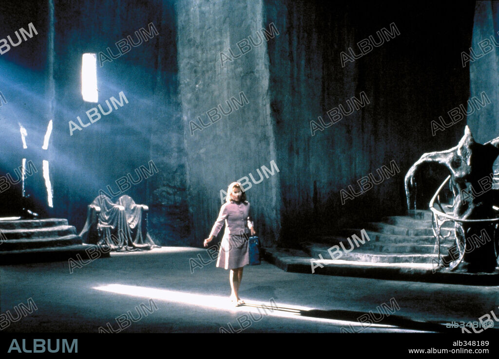 DIANNE WIEST in EDWARD SCISSORHANDS, 1990, directed by TIM BURTON. Copyright 20TH CENTURY FOX.