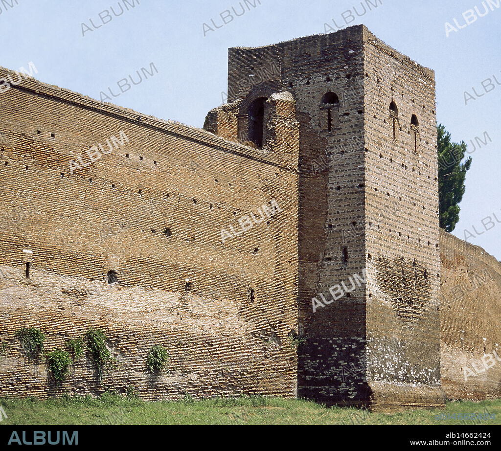Murallas aurelianas. Construcción defensiva edificada durante el reinado del emperador Aureliano (270-275), para proteger la ciudad de Roma de las invasiones bárbaras. Sección de la muralla. Roma, Italia.