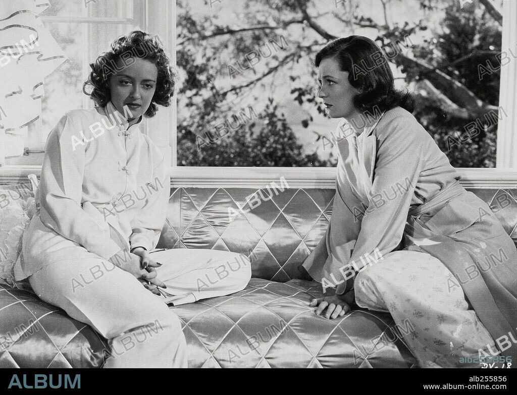 BETTE DAVIS and GERALDINE FITZGERALD in DARK VICTORY, 1939, directed by EDMUND GOULDING. Copyright WARNER BROTHERS.