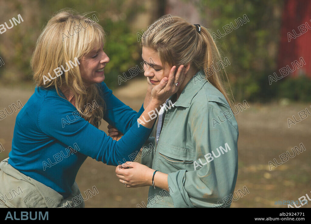 KARIN VIARD y LOUANE EMERA en LA FAMILIA BELIER, 2014 (LA FAMILLE BELIER), dirigida por ERIC LARTIGAU. Copyright JERICO.