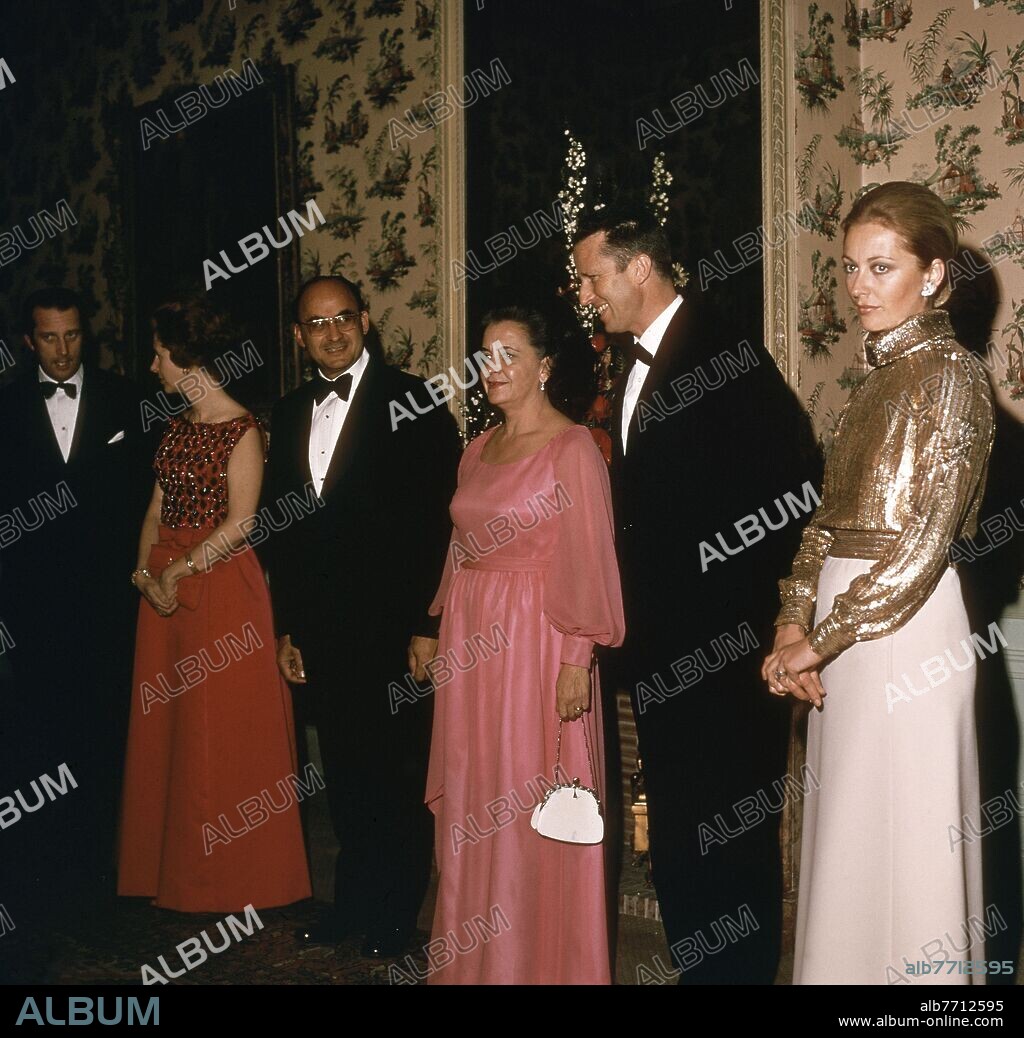 ECHEVARRIA (PRESIDENTE DE MEXICO) Y SU ESPOSA CON LOS REYES BELGAS.