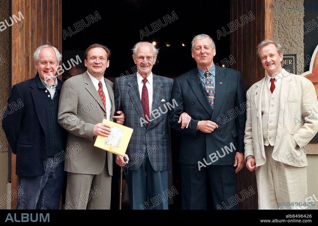 980508- Liseberg inviger sin jubileumstillställning med Bla. bilder från de första 75 åren. Frv. Bo Johansson (en av författarna till boken "Från komark till nöjespark"), Mats Wedin, Olof Calderon, Boo Kinntorp och Bo Sigvard Nilsson (den andra författaren).. Foto Bror Augustssonr/Kamerareportage *** Local Caption *** . Bror Augustsson.
