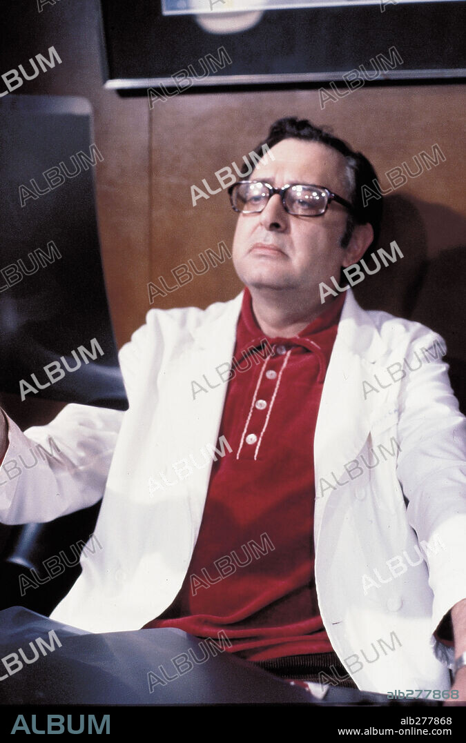 ANTONIO OZORES en VENDEDORA DE ROPA INTERIOR, 1982.