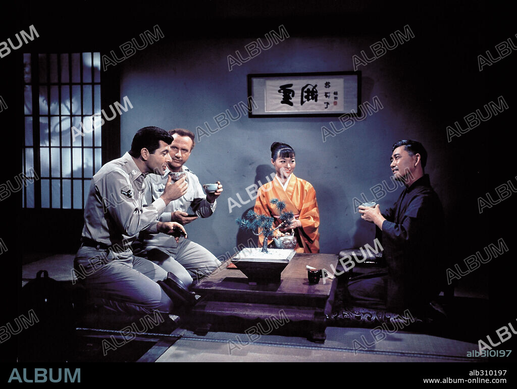 DICK SHAWN, JACK WARDEN, NOBU McCARTHY y ROLLIN MORIYAMA en WAKE ME WHEN IT'S OVER, 1960, dirigida por MERVYN LEROY. Copyright MERVYN LEROY PRODUCTIONS INC.