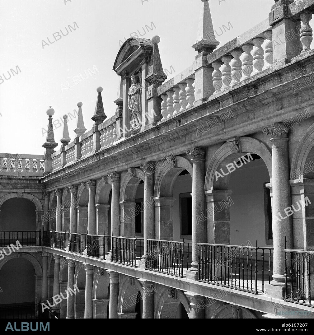JOSE DE SOPEÑA. ARQUERIAS DEL PATIO PRINCIPAL DE LA UNIVERSIDAD DE ALCALA DE HENARES O DE SANTO TOMAS DE VILLANUEVA - SIGLO XVII - B/N - AÑOS 60.