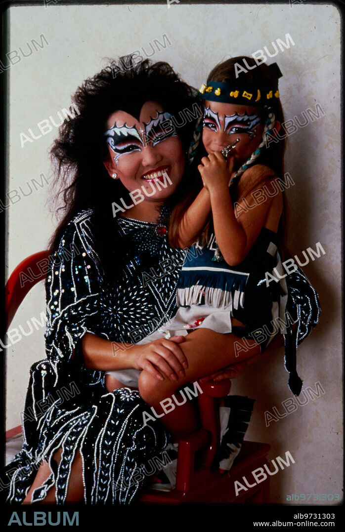 Estepona (Málaga), 1987. Mélodie Nakachian en brazos de su madre, la cantante coreana Kimera, en su hogar de Estepona.