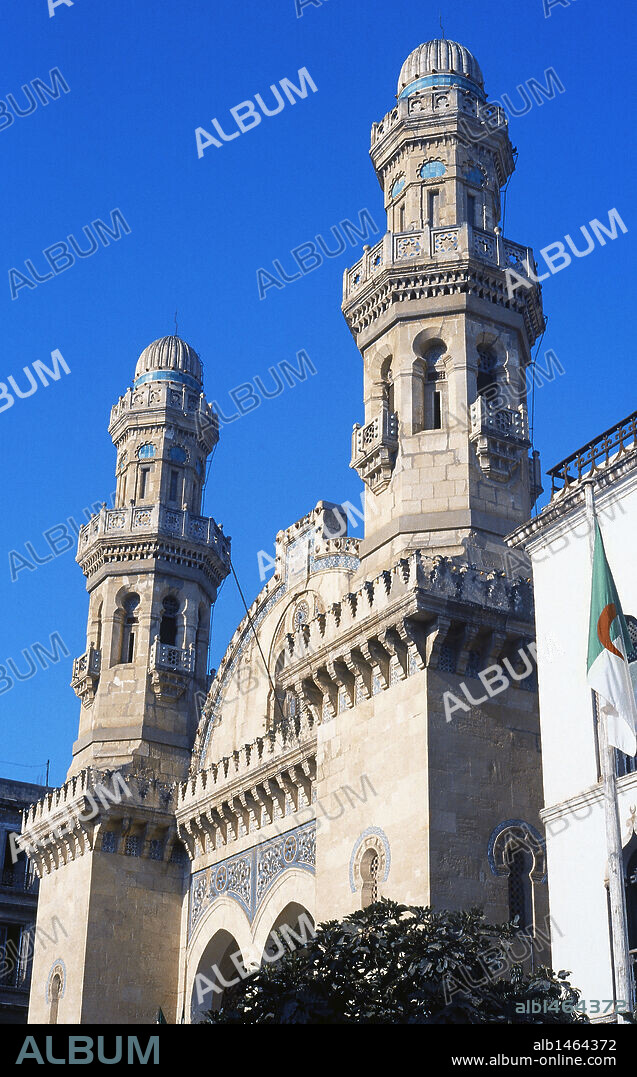 ARTE ISLAMICO. ARGELIA. MEZQUITA KETCHOUA (Ketchoua Masiid). Data del año 1794. Es la antigua Catedral de San Felipe. Detalle de los MINARETES DE LA FACHADA. ARGEL.