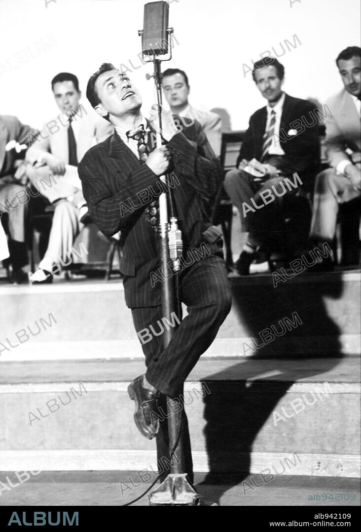 JOSE LUIS OZORES en EL FOTOGENICO, 1958, dirigida por PEDRO LAZAGA. Copyright HISPAMEX FILMS.