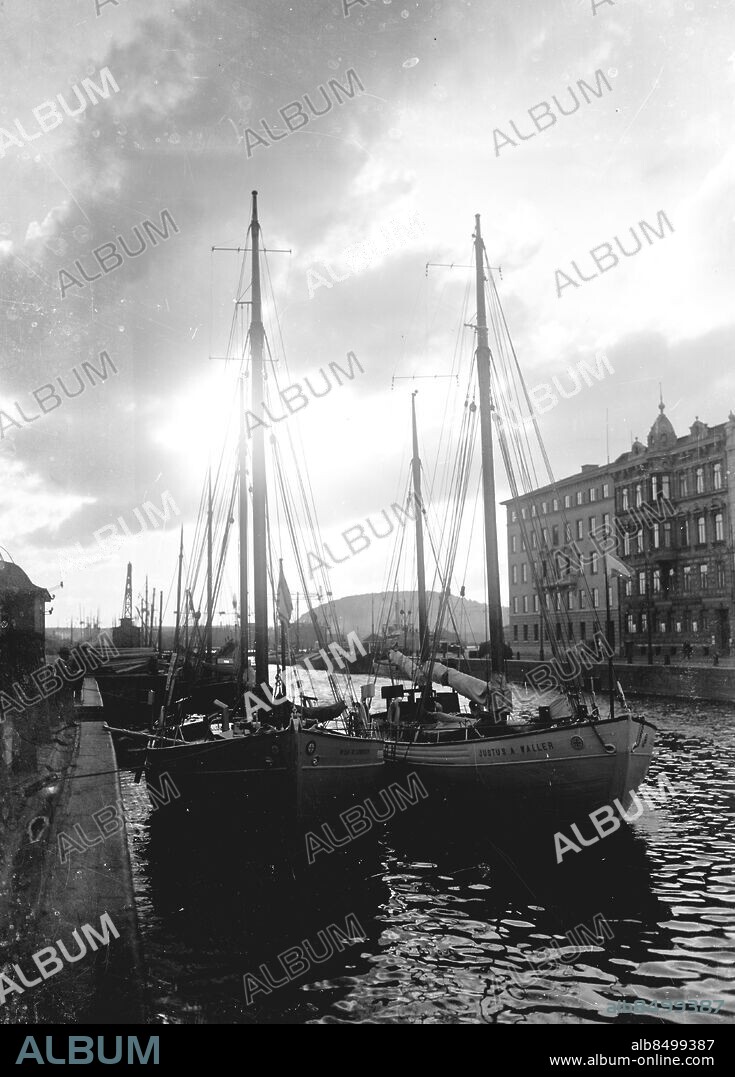 Göteborg 11 juni 1928. Stora Hamnkanalen vid Lilla Torget - räddningsbåtarna Wilhelm R. Lundgren och Justus A Warller. Foto: Kamerareportage *** Local Caption *** GT Låda 1928-09. KAMERAREPORTAGE.