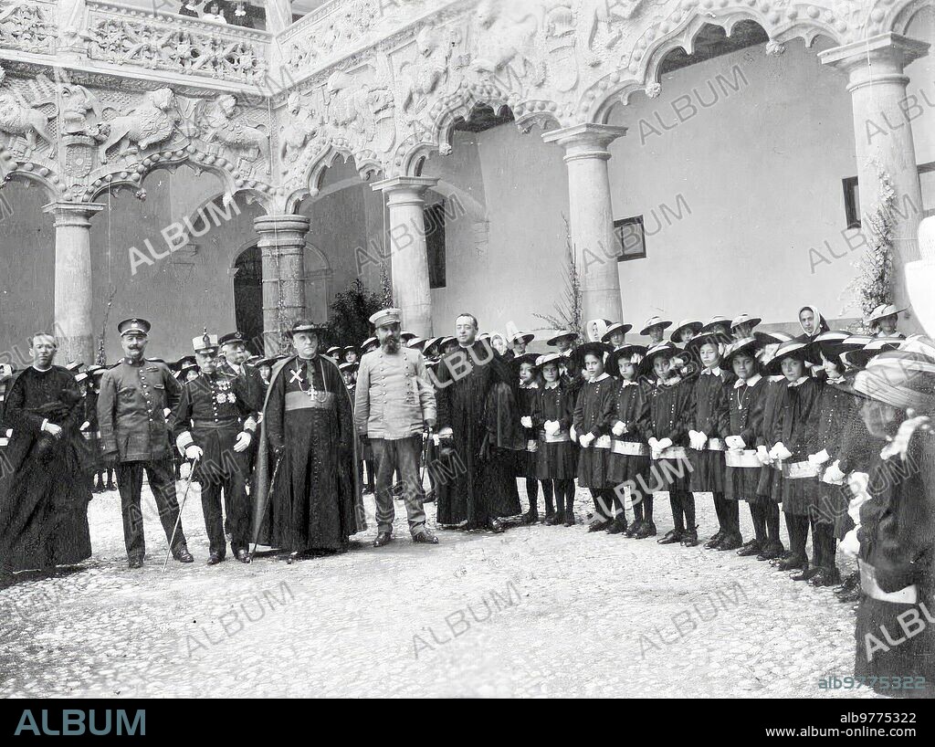 Septiembre 1916. En el palacio del Infantado, en Guadalajara. El cardenal arzobispo de Toledo, Sr. Guisasola (X), acompañado del general gobernador militar de Guadalajara, durante su reciente visita al colegio de Huérfanos de la Guerra. Foto: Arquer -fecha Aproximada.