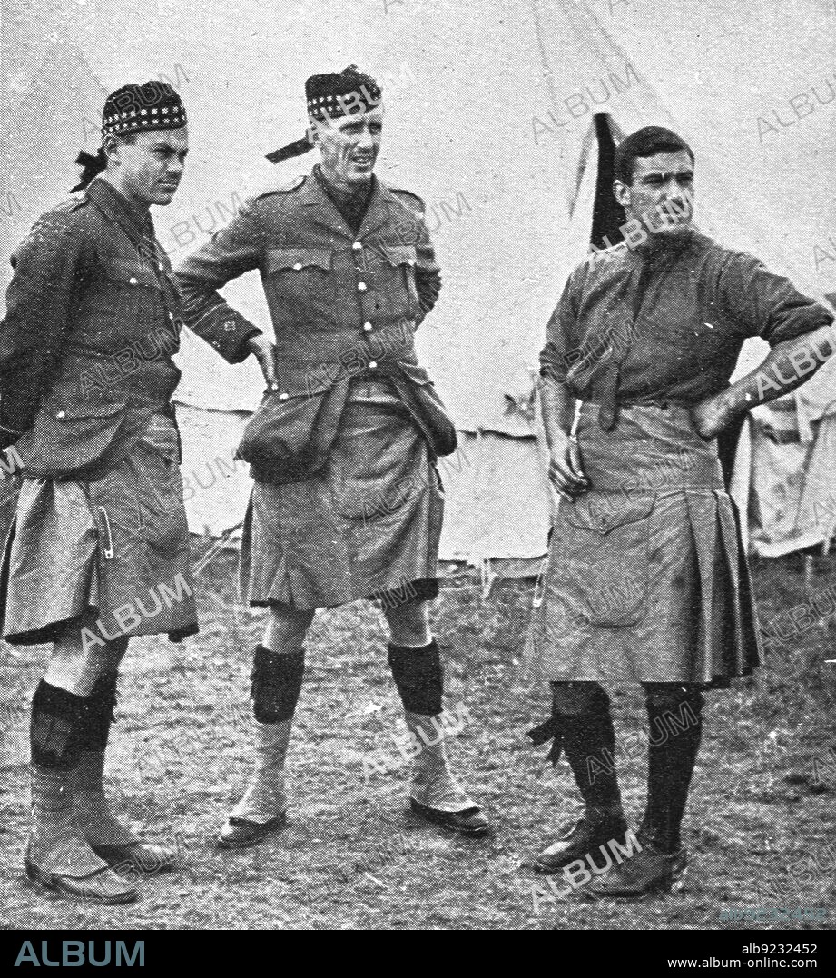 ''L'aide du Canada; Officiers de Highlanders canadiens', 1914. From "L'Album de la Guerre 1914-1919: Volume I". [L'Illustration, Paris, 1926].