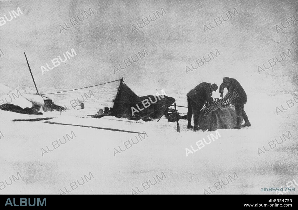 SEKLET-VETENSKAP-00 . S. A. Andrée:s ballongexpedition mot Nordpolen. Luftballongen med namnet Örnen lyfter den 11 juni 1897. Ombord finns Andrée, Fraenkel och Strindberg och deras mål är Nordpolen. Tre dagar senare nödlandar de på isen. Under de närmaste tre månaderna befinner de sig i det förrädiska landskapet. I oktober når de Vitön där man 33 år senare hittar deras sista viloplats. Där återfinns även glasplåtar.. kod: 190. SCANPIX SWEDEN.
