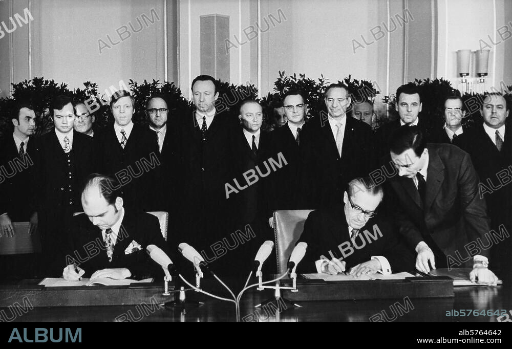 Berlin, 20 Dec. 1971: Four Powers Agreement on transit issues between East Germany and West Berlin in the Haus der Ministerien in East Berlin. - Senatsdirektor Ulrich Müller (left), representative of the West Berlin Senate and Guenter Kohrt (State Secretary of the East German Foreign Ministry) sign the agreement. Photo.