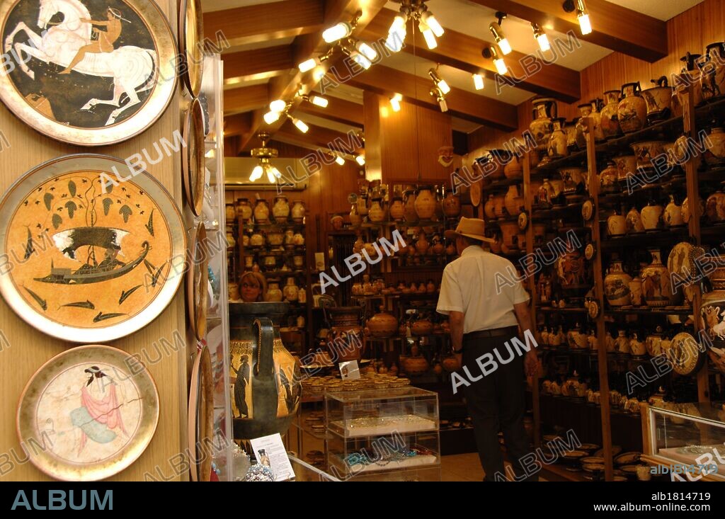 TIENDA DE CERAMICA en el barrio de Plaka. Atenas. Grecia.