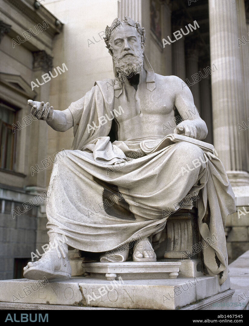 JENOFONTE (Atenas, h. -430-Corinto, h. -355). General y escritor griego. Entre sus obras destaca "La anábasis", que narra la guerra entre Ciro el Joven y su hermano Artajerjes. Estatua existente en una de las rampas junto a la fachada del Parlamento de Austria. VIENA.