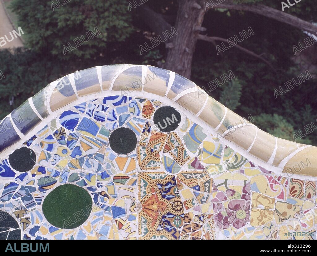 ANTONI GAUDÍ. Detalle de uno de los bancos.  Parc Güell (1900-14), Barcelona, España.