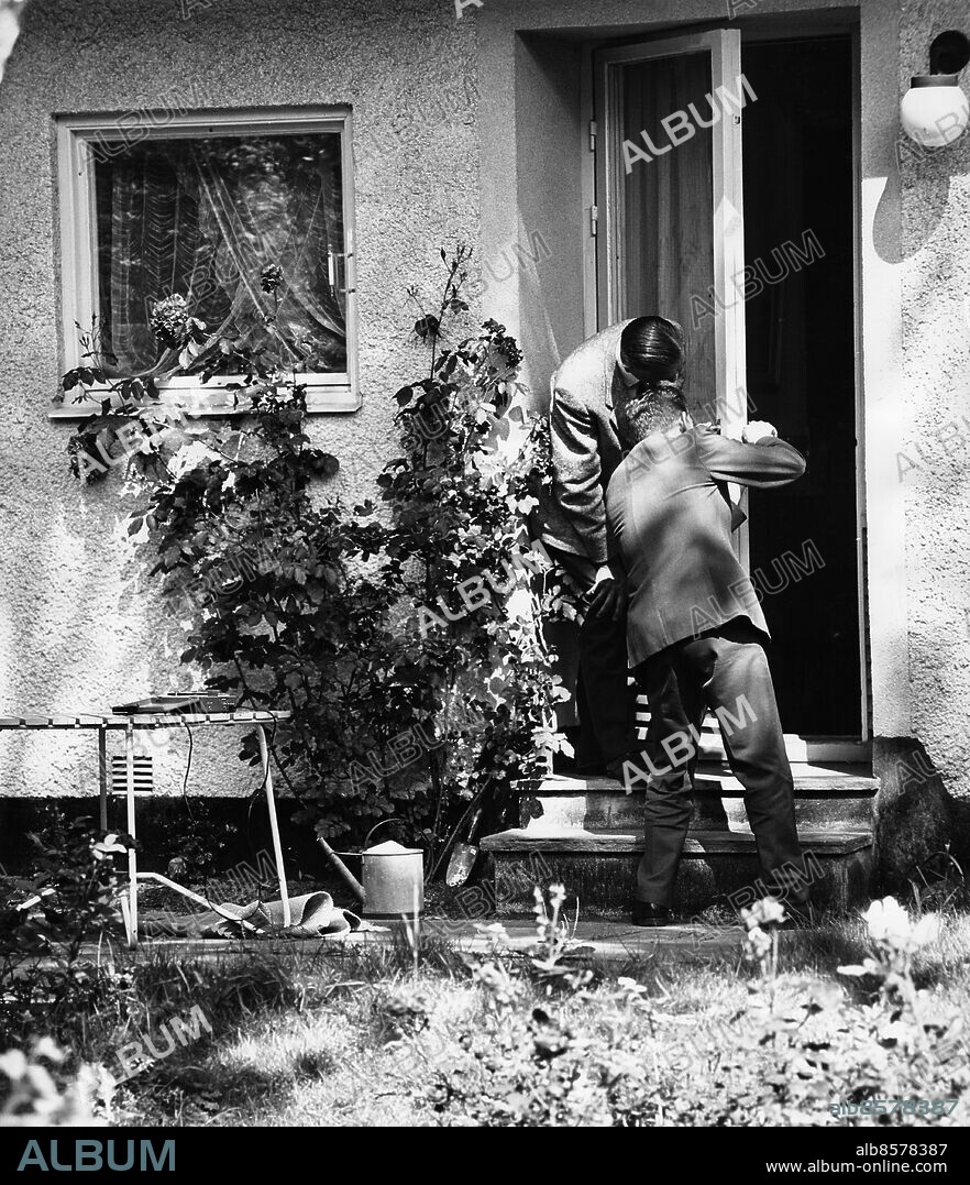 ARKIV STOCKHOLM 19650729. Kriminaltekniker Vincent Lange och C-G Wängenroth undersöker trädgårdsdörrens lås vid utredningen av mordet på Marianne Granell, Hökarängen.. Foto: Hans Erixon/ DN / SCANPIX / Kod: 230 . ** SVD OUT **.